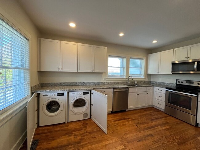 Building Photo - Pet Friendly Home with Fenced Yard in Sylvan Park, 3 Bedrooms/ 1 Bath, Minutes to the Greenway