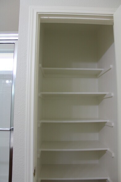 Master bathroom - 5605 Bentsen Ln
