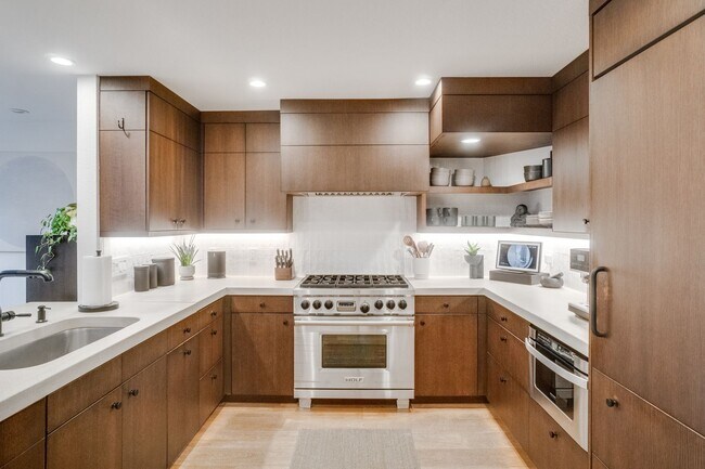 Building Photo - Exquisite 3 bedroom 2.5 bath two-story Executive Condo in Winter Park with 2-Car Garage