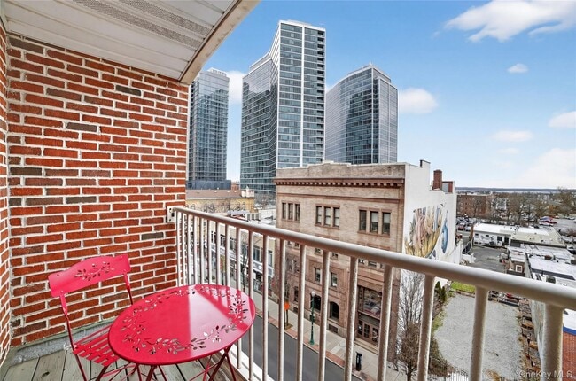 Building Photo - 543 Main St