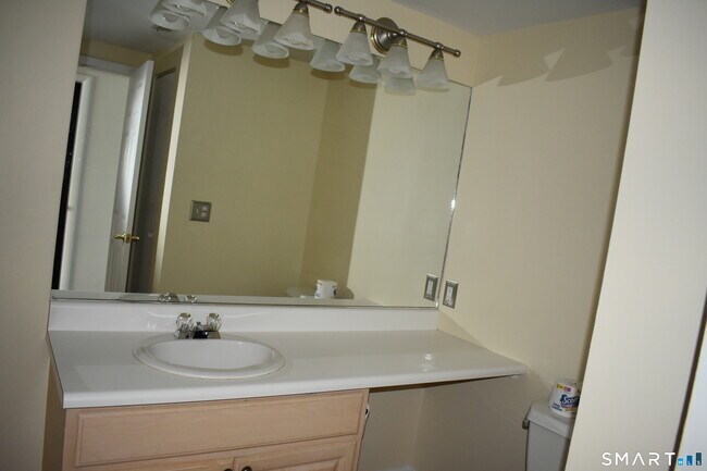 Building Photo - 735 Popes Island Rd