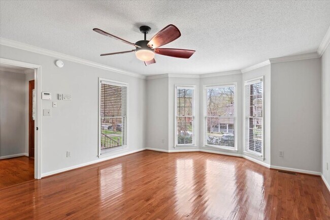 Building Photo - Stunning 3 bed 2.5 bath home in Cove Creek subdivision!