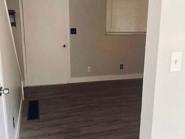 Building Photo - 1615 Cottonwood Dr