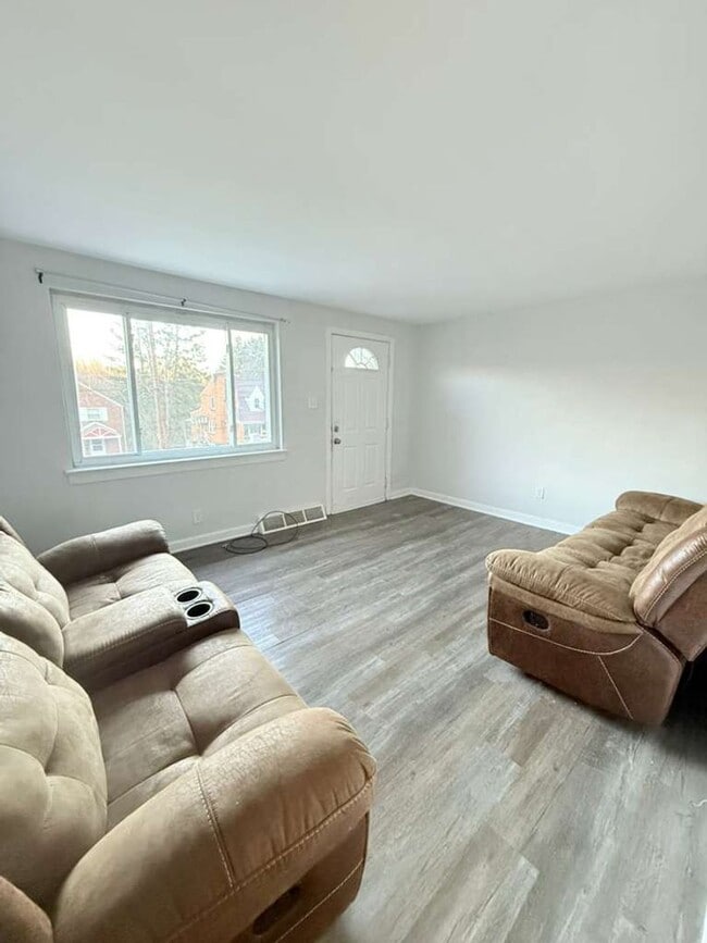 Building Photo - Beautiful and Fully renovated 4bd 2ba house in Penn Hills!