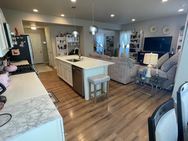 Building Photo - IMMACULATE 4 BED/2.5 BATH CUSTOM BUILT HOME IN SKYLINE RIDGE!