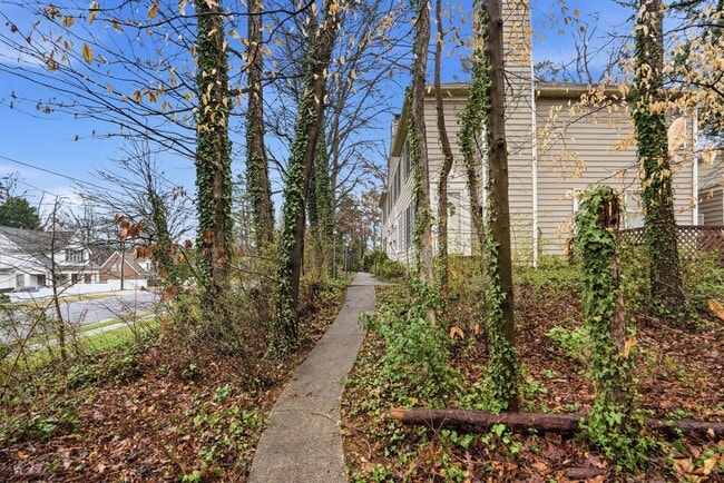 Building Photo - Oakhurst Living at Its Finest (Fresh Paint - New Carpet)