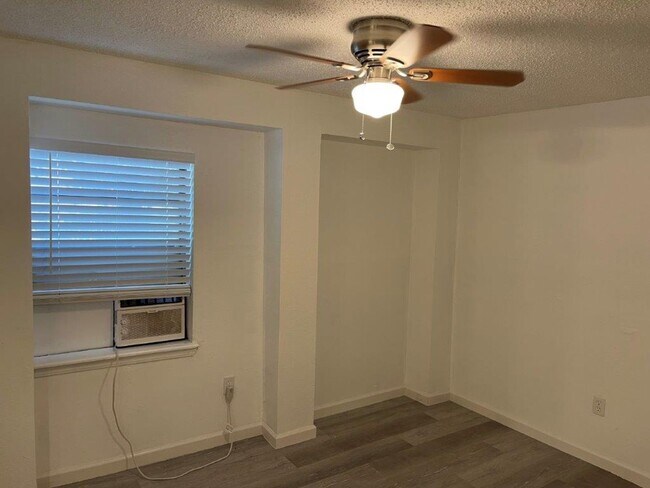 Building Photo - 1 bed downstairs unit with courtyard, laundry access,brand new appliances, paint and flooring, in...