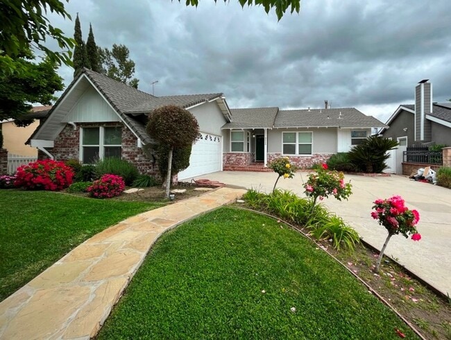 Primary Photo - Upgraded 4+2 w/hardwood floors + great bac...