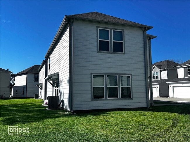 Building Photo - 120 Pecan Ln