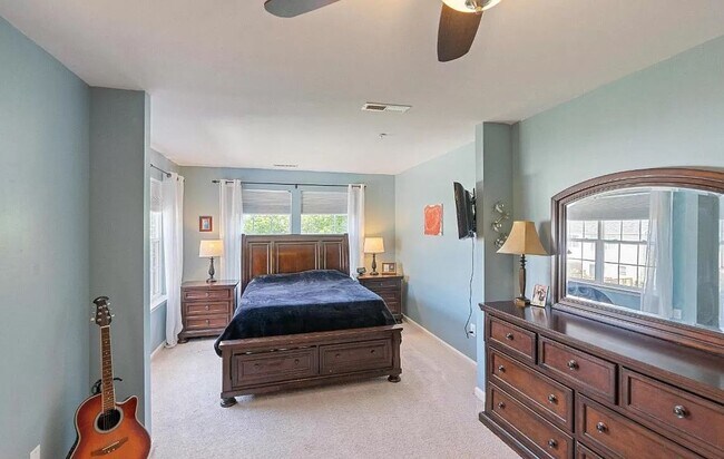 Building Photo - 3 level End Unit townhouse w/bump out in B...