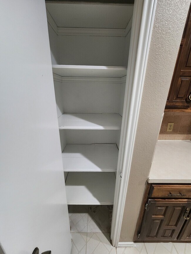 Building Photo - 3 bed 2 bath 2 car garage!