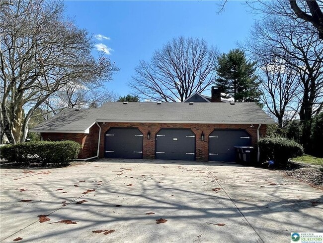 Building Photo - 1331 Armstrong Rd