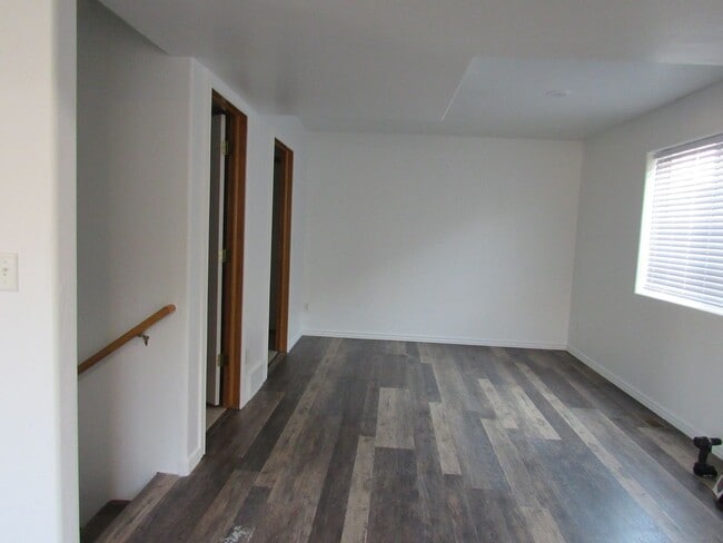Building Photo - Gorgeous! Spacious Westside Home