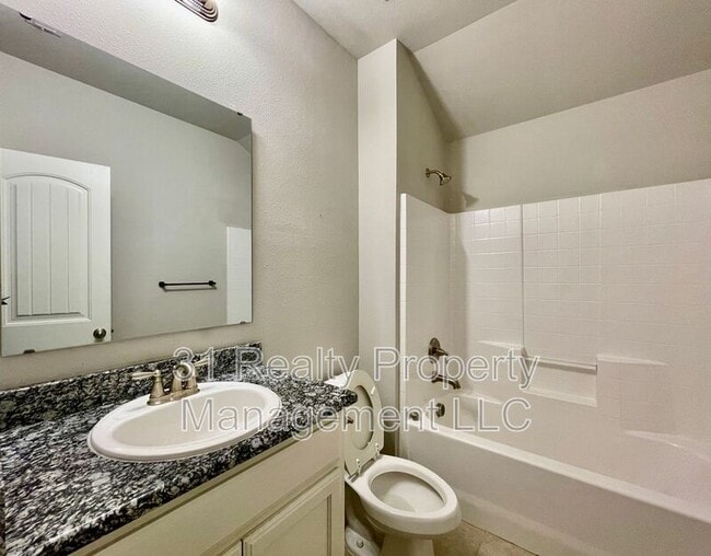 Building Photo - 3115 N Hickory St