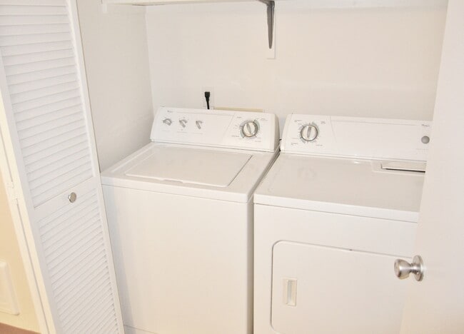 Building Photo - Spacious Lake Oswego 2Bdr w/Fireplace, Dishwasher, W/D, & Balcony!