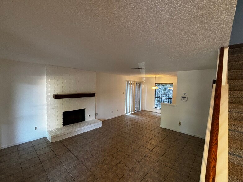 Building Photo - 6611 Hart Ln