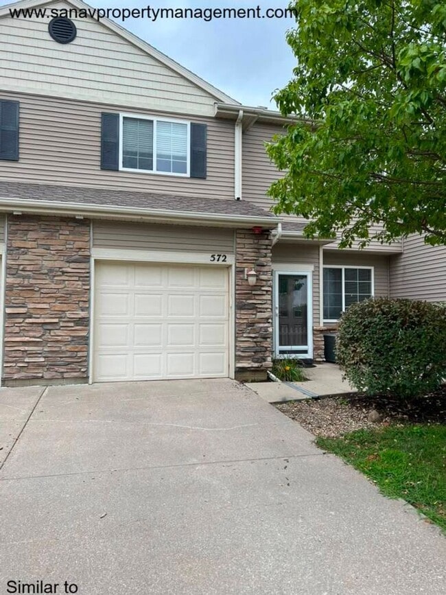 Building Photo - Charming 2 Bed, 1.5 Bath Townhome with 1-Car Garage in West Des Moines