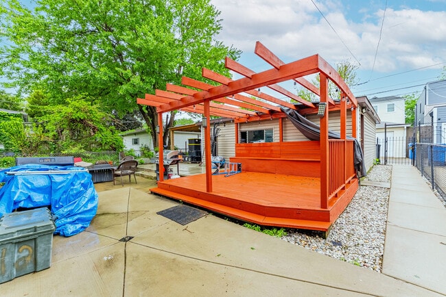 Building Photo - 4244 N Lawndale Ave
