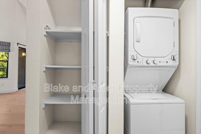 Building Photo - 4000 Carman Dr