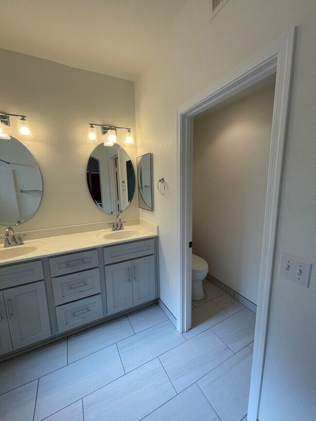 Building Photo - BEAUTIFULLY REMODELED TOWNHOUSE!