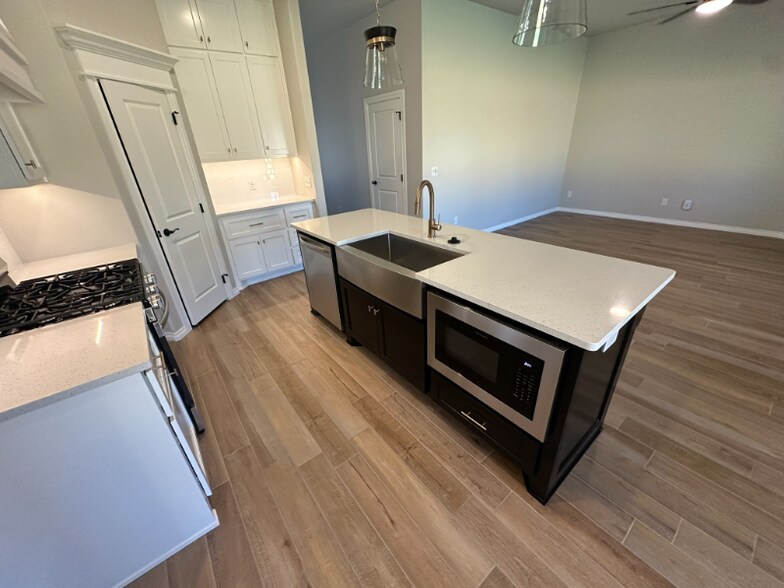 Building Photo - 1621 NE 33rd St