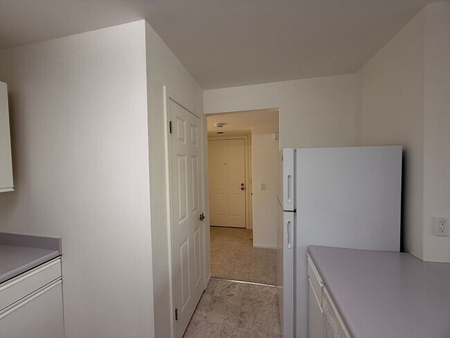 Building Photo - Recently updated top floor 1 bedroom + office with laundry, pool and garage