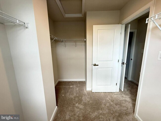 Building Photo - 647 Laurelwood Cir