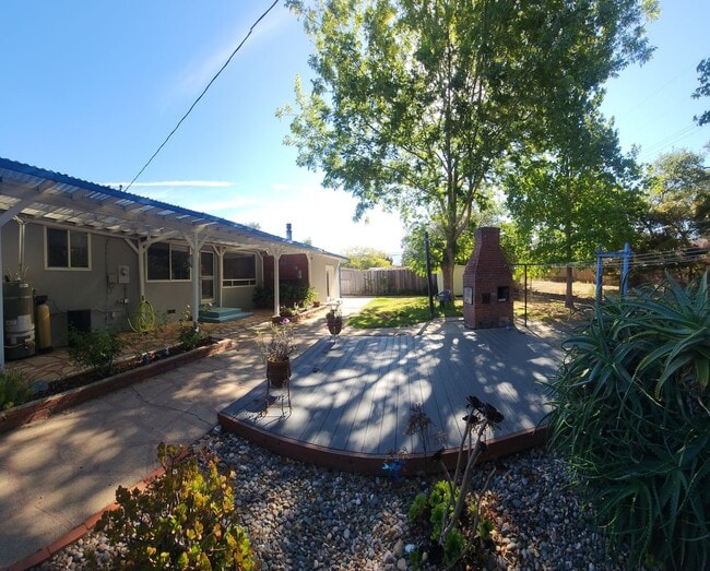 Building Photo - 2 bedroom 1 bath home in fantastic location