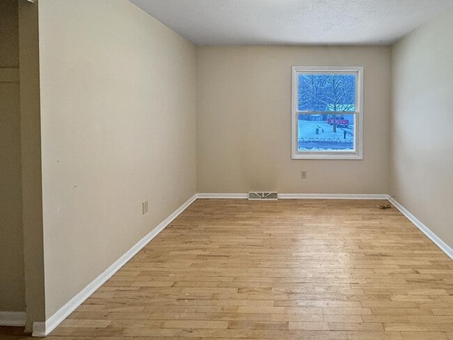 Building Photo - 5573 Rockbluff Dr NE