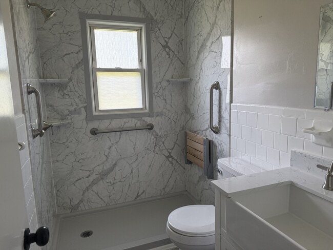 Building Photo - 118 N Linden Ave