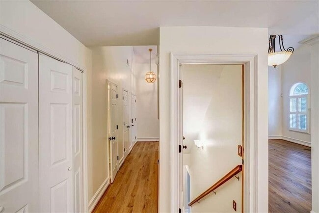 Building Photo - 142 Stoneforest Dr