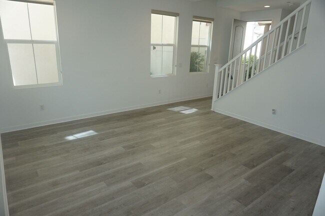 Building Photo - Stunning 4 Bedroom 3 Bath Plus Loft Home i...