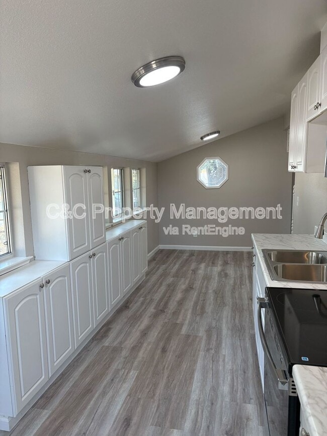Building Photo - 10036 Van Ruiten Ln