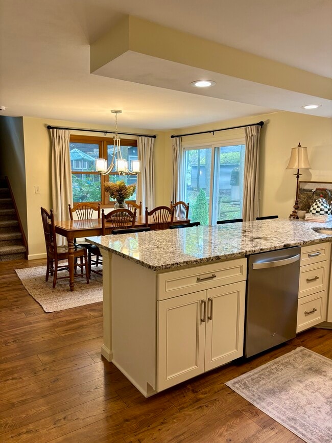 Building Photo - 403 Tamarack St