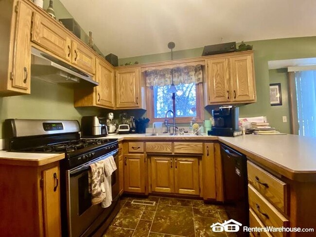 Building Photo - Unique 5BR/4BA 5 Level Home Available 11/4!