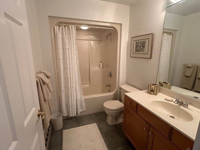Building Photo - 4 Bedroom 3.5 Bath House Furnished With At...