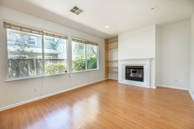 Building Photo - Large Single Family Home in Desirable Univ...