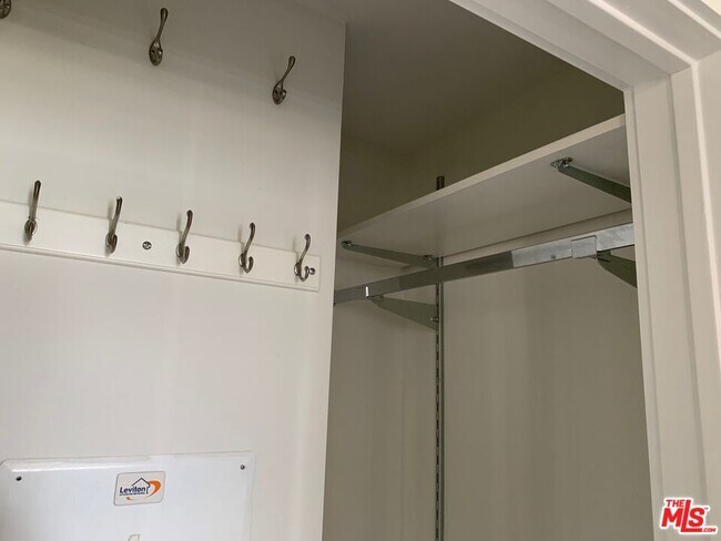 Building Photo - 727 W 7th St