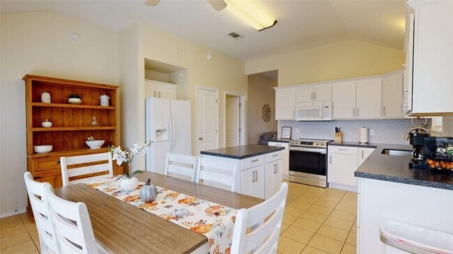 Building Photo - 810 Camellia Ct