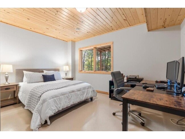 Building Photo - 11423 Fawn Lake Rd