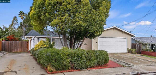 Building Photo - 2111 Shasta Dr