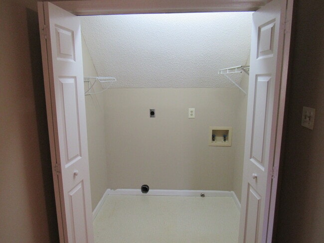 Building Photo - Charming 2-Bed, 2-Bath Townhouse in NW Kno...