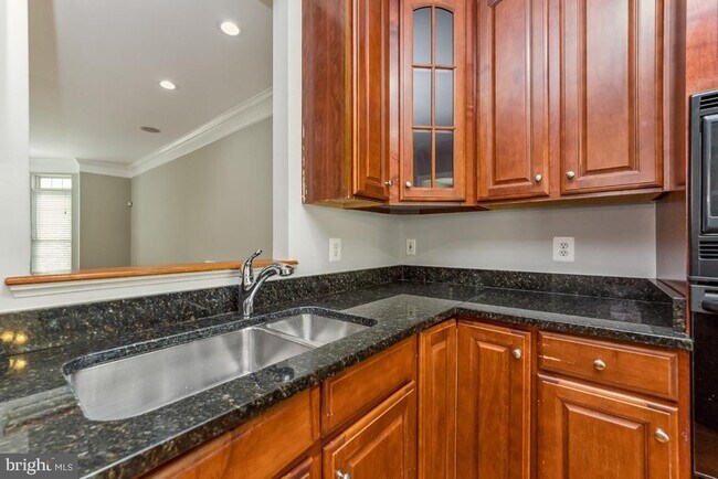 Building Photo - 4273 Upper Park Dr