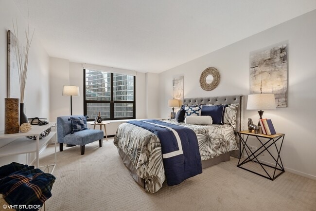 Building Photo - 901 S Plymouth Ct