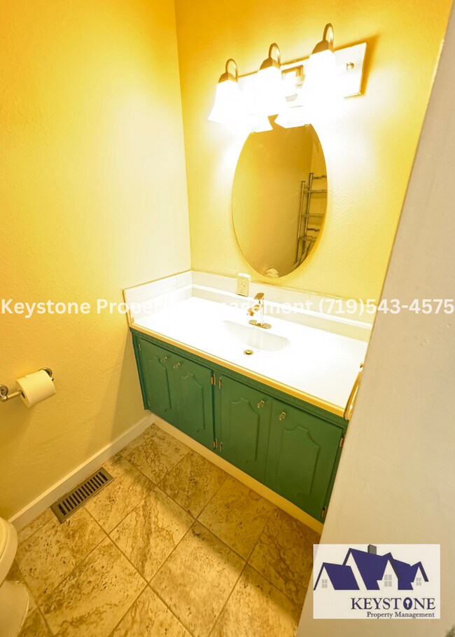 Building Photo - Charming Pet Friendly House 2 Bedroom/1.5 Bathroom/Oversized Garage $1500/$1500