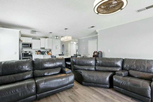 Building Photo - 404 Lindsay Pl SW