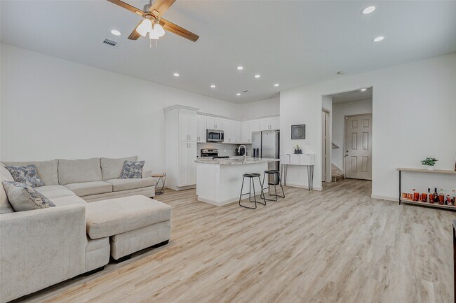 Building Photo - 2115 Esther Dr