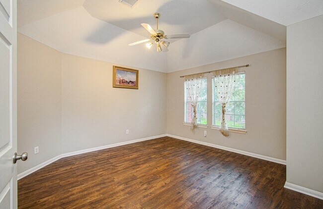 Building Photo - 12427 Shadycrest Dr