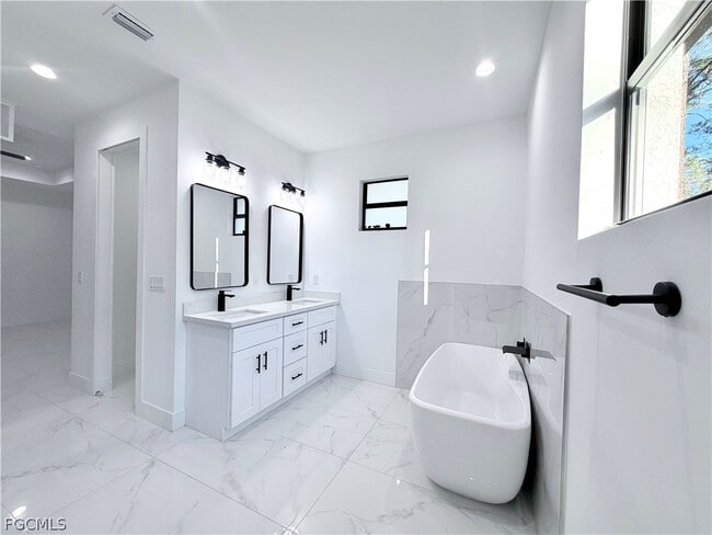 Building Photo - 312 Rosanna Ave