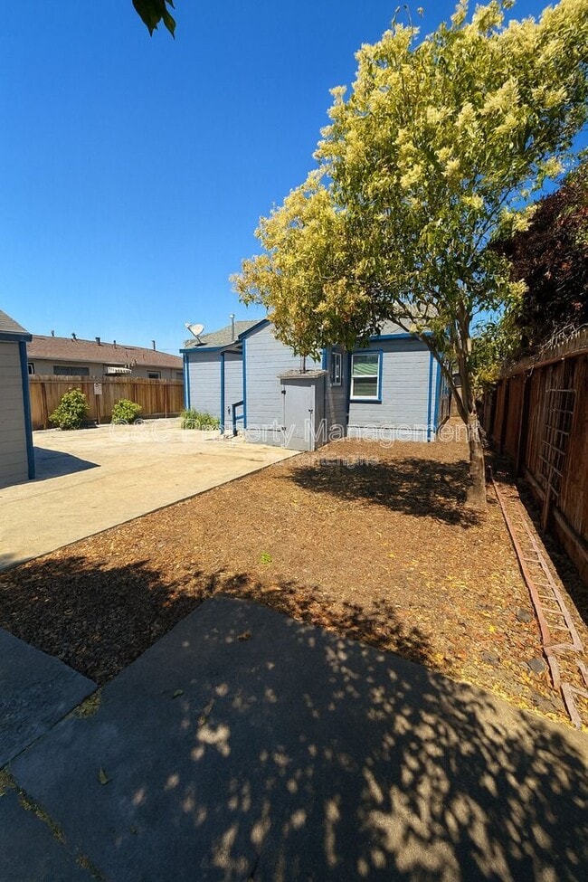Building Photo - 2370 Lowell Ave